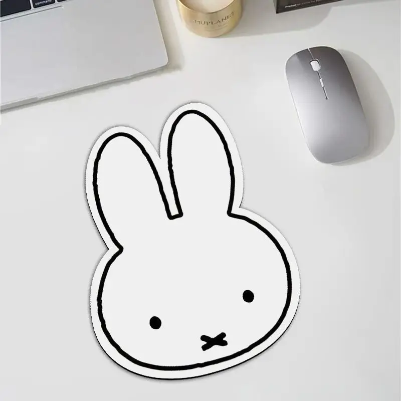 Desk Setup Rug - แผ่นรองเมาส์รูปกระต่ายมิฟฟี่น่ารัก สไตล์อินส์ สำหรับโต๊ะทำงาน คอมพิวเตอร์ คีย์บอร์ด แผ่นรองกันลื่น