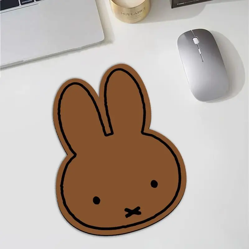 แผ่นรองเมาส์รูปกระต่ายมิฟฟี่น่ - Desk Setup Rug บทวิจารณ์และราคา