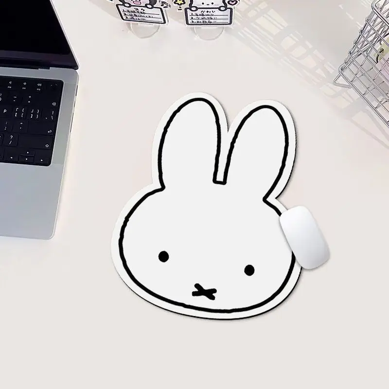 แผ่นรองเมาส์รูปกระต่ายมิฟฟี่น่ - Desk Setup Rug บทวิจารณ์และราคา
