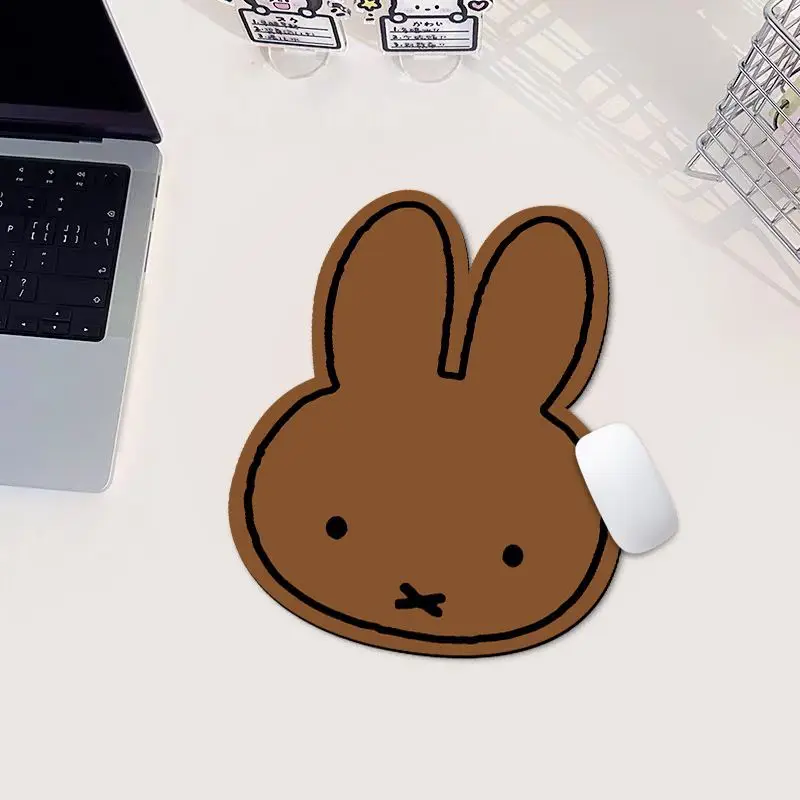 แผ่นรองเมาส์รูปกระต่ายมิฟฟี่น่ - Desk Setup Rug บทวิจารณ์และราคา